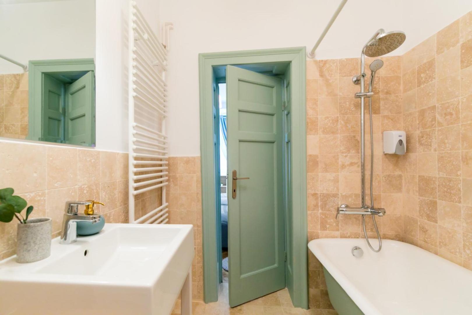 Heart Of The City - Cozy Apartments In Prime Location Bukares Bagian luar foto